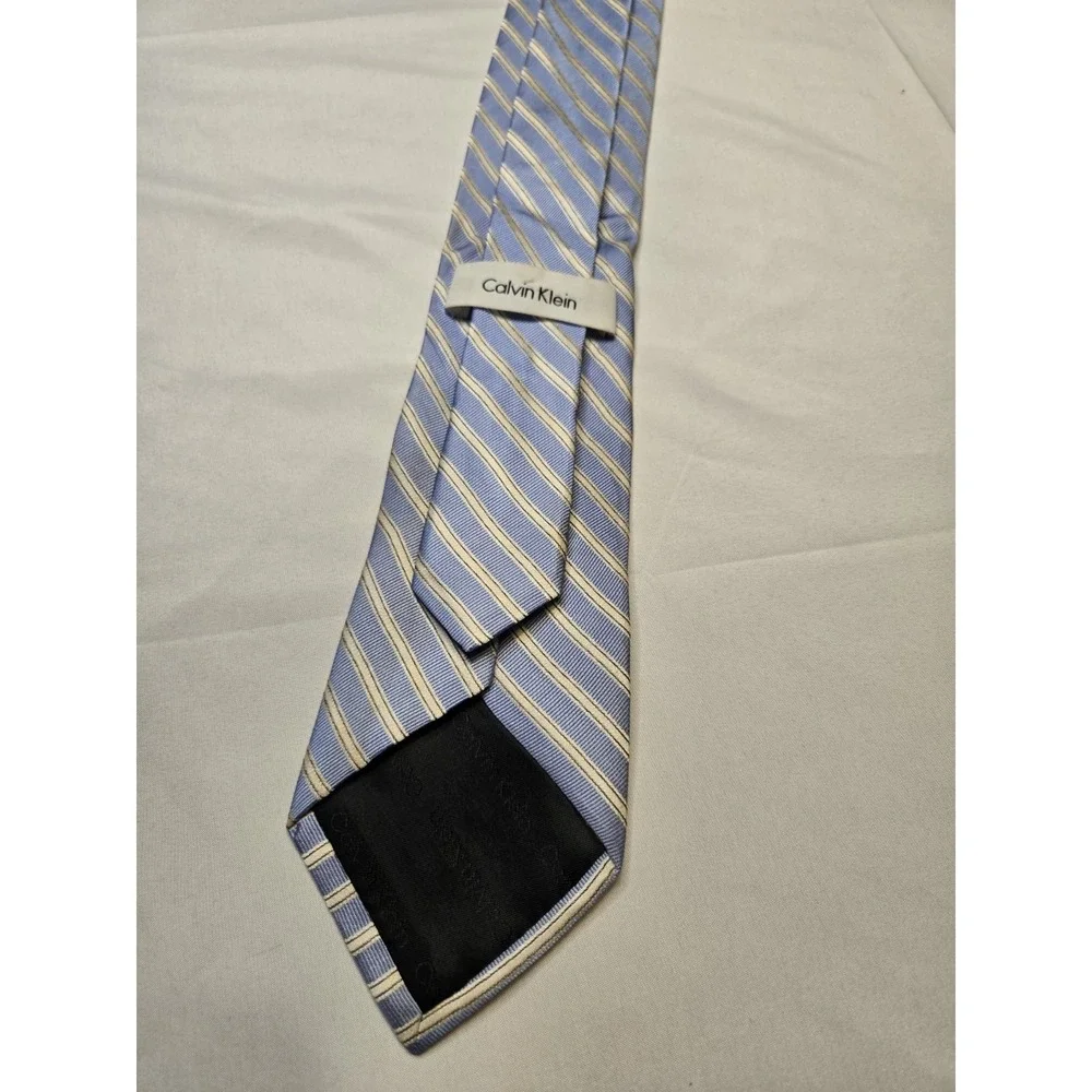 Calvin Klein Classic Blue Cream Striped 100% Silk Mens Neck‎ Tie